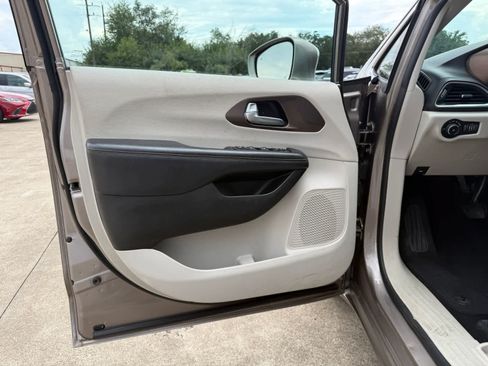 Used 2017 Chrysler Pacifica Touring-L FWD image 18