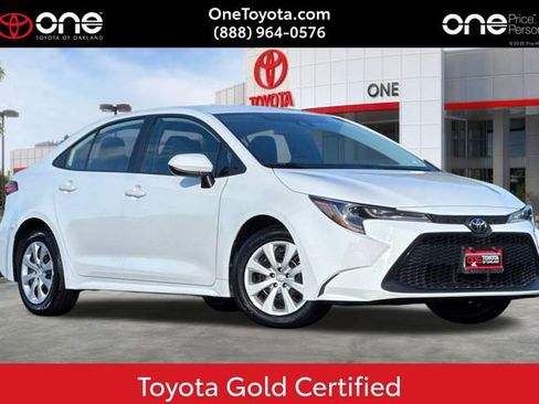 Certified 2022 Toyota Corolla LE image 1