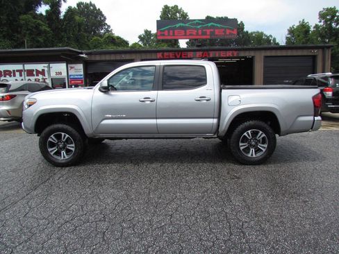 Used 2021 Toyota Tacoma SR5 RWD image 2