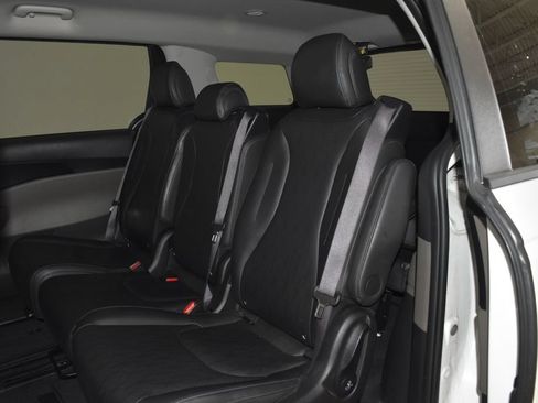 Used 2025 Kia Carnival FWD image 31