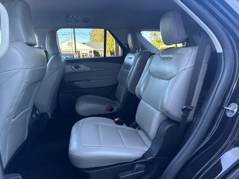 Used 2025 Ford Explorer Active w/ Active Comfort Package image 12