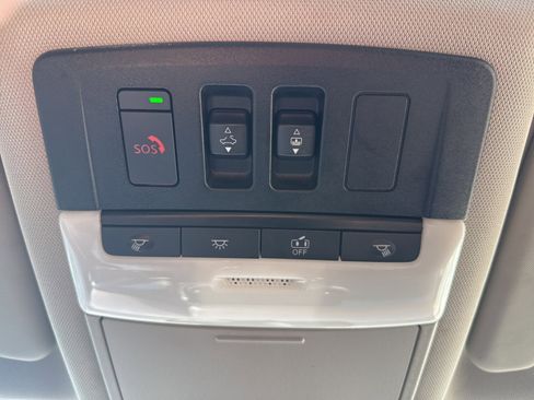 Used 2023 Nissan Rogue SL w/ SL Premium Package image 17