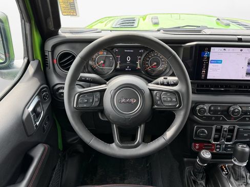 Used 2025 Jeep Wrangler Unlimited Rubicon AWD/4WD image 14