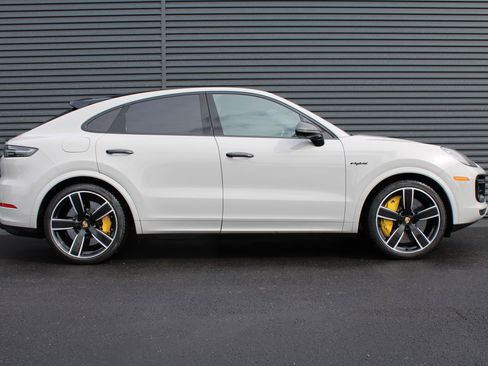 Used 2023 Porsche Cayenne Turbo S image 8