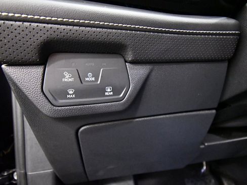 Used 2025 Volkswagen Atlas SE image 20