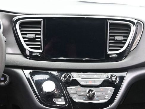 Used 2025 Chrysler Pacifica Select image 26