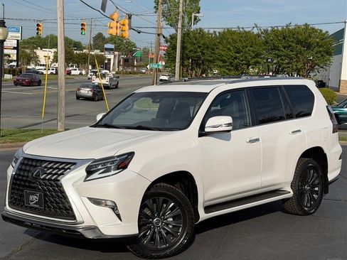 Used 2023 Lexus GX 460 w/ Sport Design Package w/ Accessory Package AWD/4WD image 3