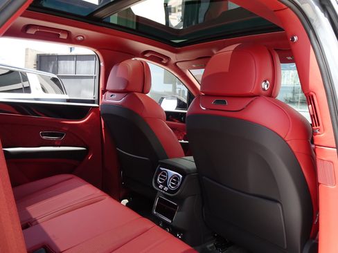 Used 2023 Bentley Bentayga AWD/4WD image 19