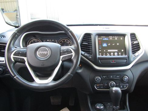 Used 2018 Jeep Cherokee Latitude Plus AWD/4WD image 5