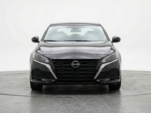 Used 2025 Nissan Altima 2.5 SV FWD image 2