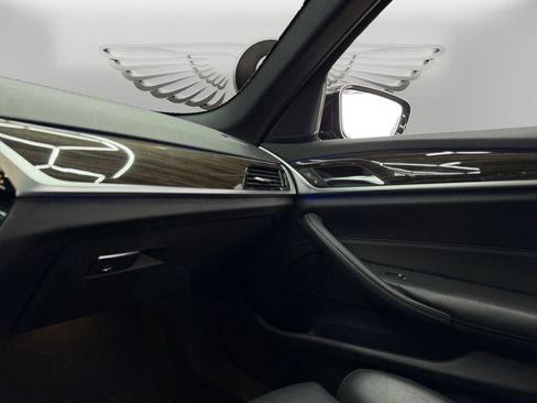 Used 2019 BMW 530e w/ M Sport Package image 22