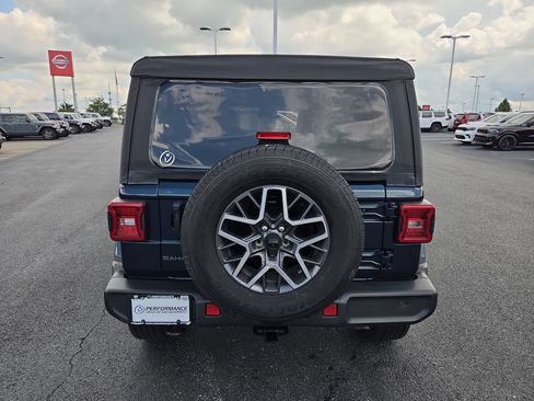 Used 2025 Jeep Wrangler Unlimited Sahara AWD/4WD image 6