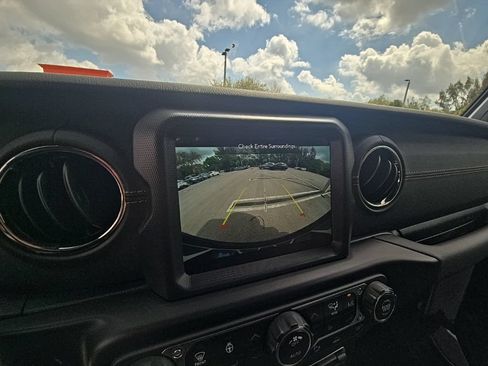 Used 2022 Jeep Wrangler Unlimited Sahara AWD/4WD image 21