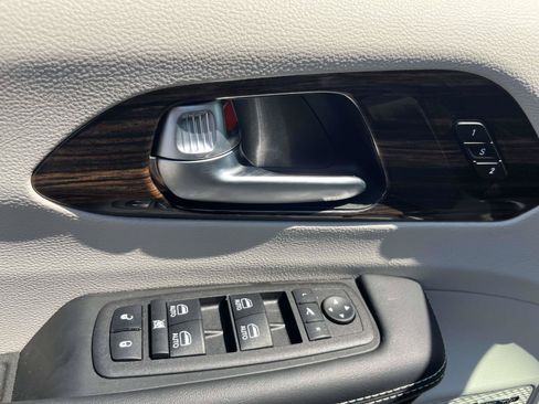 Used 2023 Chrysler Pacifica Limited w/ Uconnect Theater Family Group FWD image 14