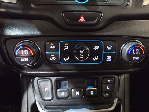 Used 2019 GMC Terrain SLE w/ Driver Convenience Package FWD image 16