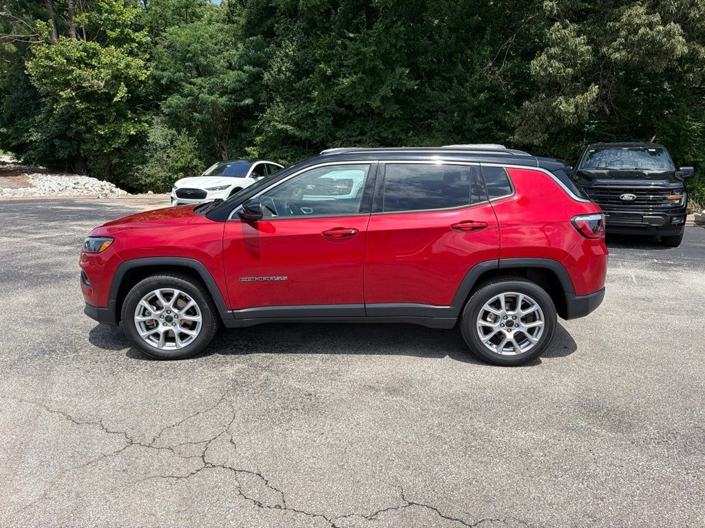 Used 2025 Jeep Compass Limited AWD/4WD image 6