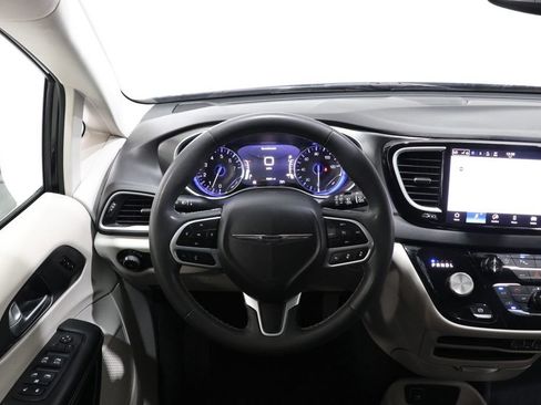 Used 2024 Chrysler Pacifica Touring-L FWD image 13