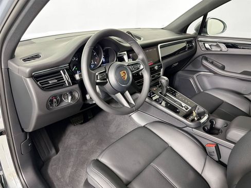Certified 2026 Porsche Macan AWD/4WD image 4