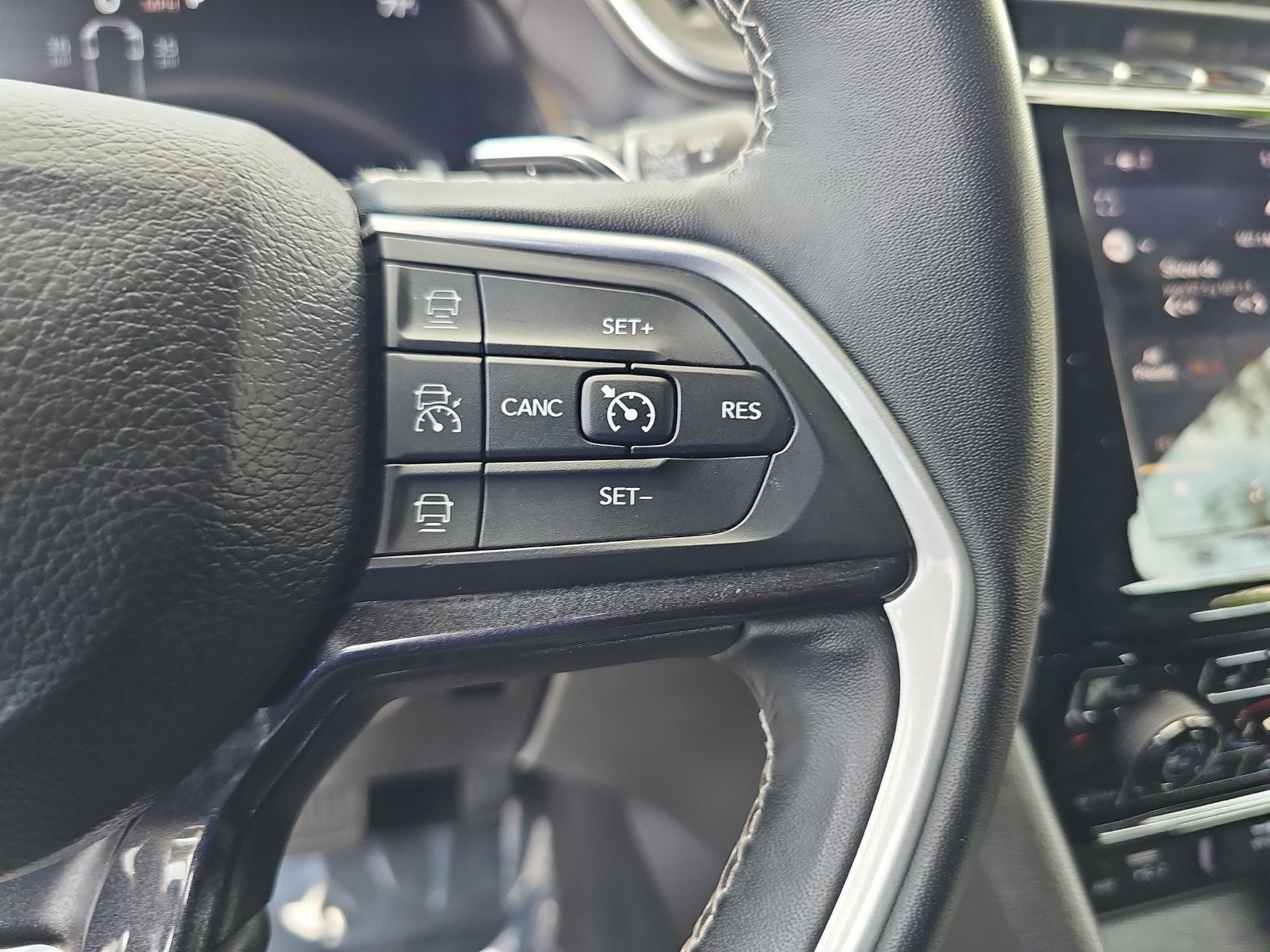 Used 2022 Jeep Grand Cherokee Altitude AWD/4WD image 17