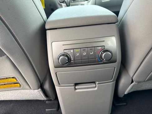 Used 2012 Toyota Highlander SE FWD image 42