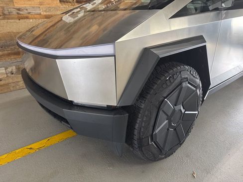 Used 2025 Tesla Cybertruck AWD Crew Cab image 4