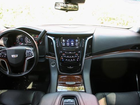 Used 2020 Cadillac Escalade ESV Luxury image 29