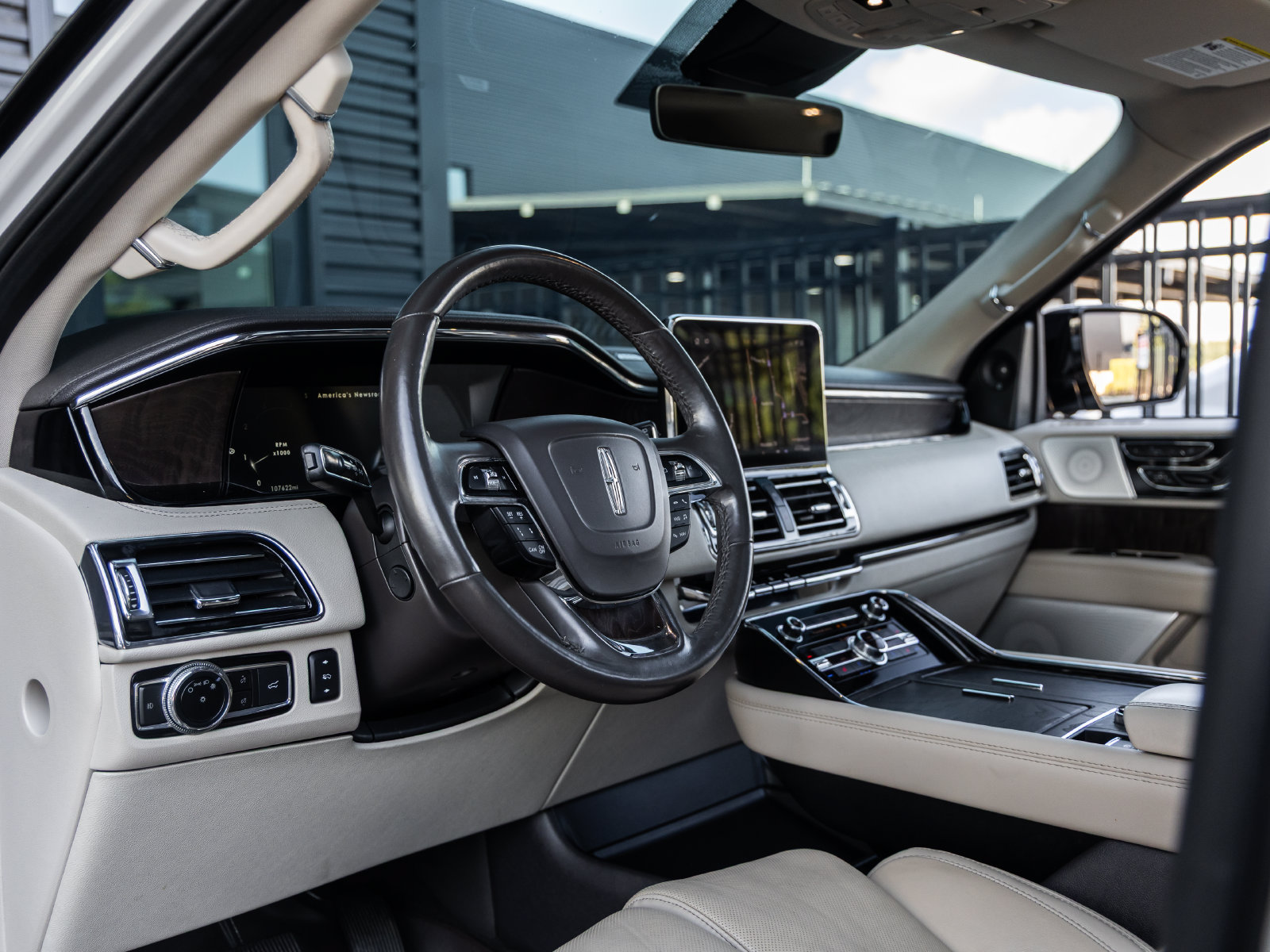 Used 2021 Lincoln Navigator Reserve w/ Luxury Package RWD image 25