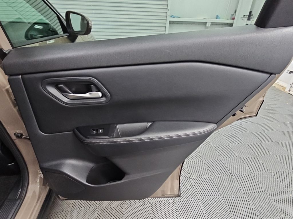 Used 2025 Nissan Rogue SV AWD/4WD image 34