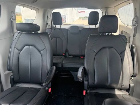 Used 2020 Chrysler Pacifica Touring-L Plus w/ Tire & Wheel Group FWD image 21