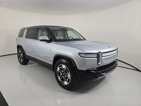 Used 2023 Rivian R1S Adventure image 7