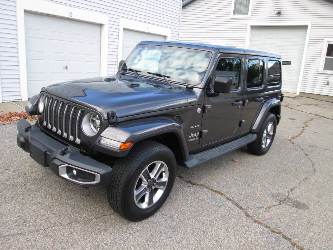 Used 2018 Jeep Wrangler Unlimited Sahara w/ Dual Top Group AWD/4WD image 2
