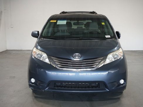 Used 2015 Toyota Sienna XLE image 2