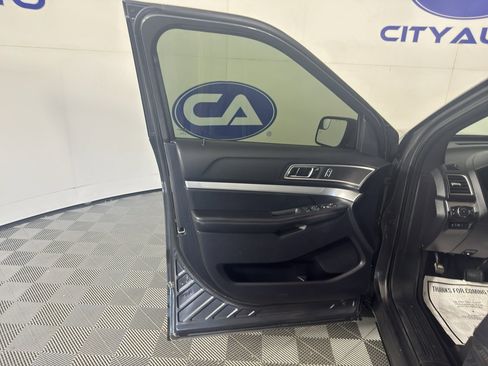 Used 2017 Ford Explorer XLT w/ Equipment Group 202A FWD image 14