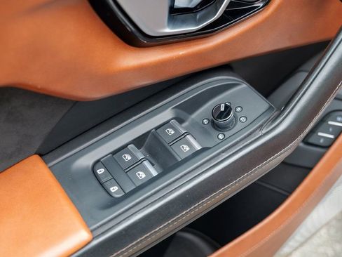 Used 2019 Lamborghini Urus Base image 17