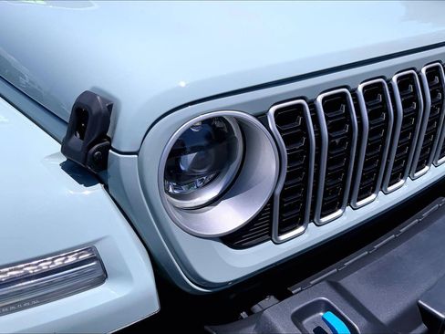 Used 2024 Jeep Wrangler Unlimited Sahara AWD/4WD image 22
