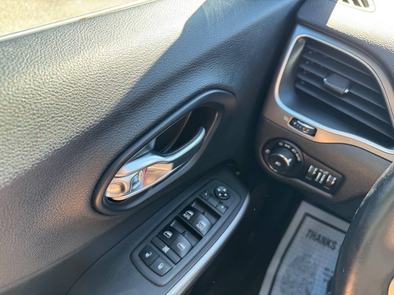 Used 2019 Jeep Cherokee Latitude Plus w/ Cold Weather Group AWD/4WD image 51