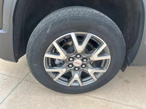 Used 2023 GMC Acadia SLE w/ Driver Convenience Package image 10