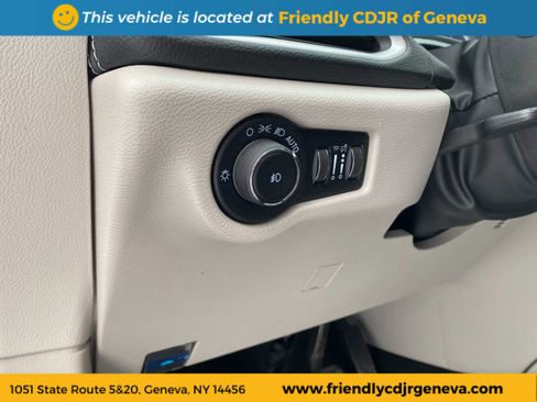 Used 2023 Chrysler Pacifica Touring-L image 21