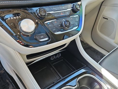 Used 2022 Chrysler Pacifica Limited FWD image 25