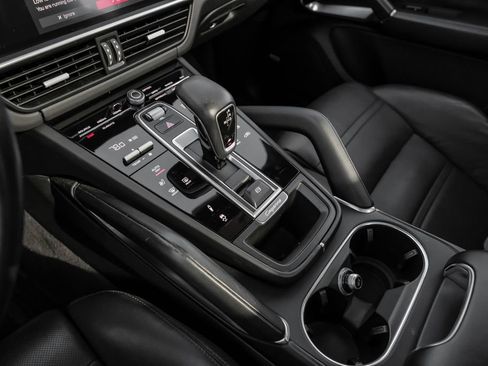 Used 2020 Porsche Cayenne Turbo image 25