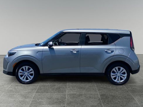 Used 2025 Kia Soul LX FWD image 2