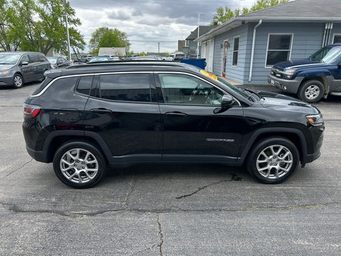 Used 2022 Jeep Compass Latitude w/ Sun and Sound Group AWD/4WD image 3