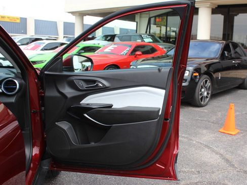 Used 2025 Chevrolet Trax LT FWD image 10