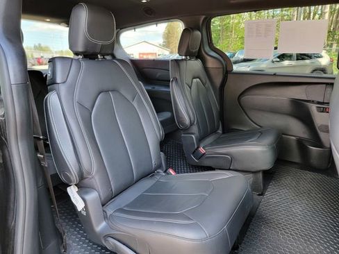 Certified 2021 Chrysler Pacifica Touring-L w/ S Appearance Package image 24