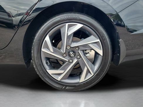 Certified 2025 Hyundai Elantra Sport image 32