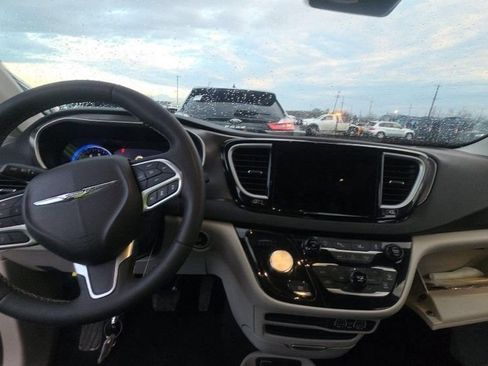 Used 2024 Chrysler Pacifica Touring-L image 14