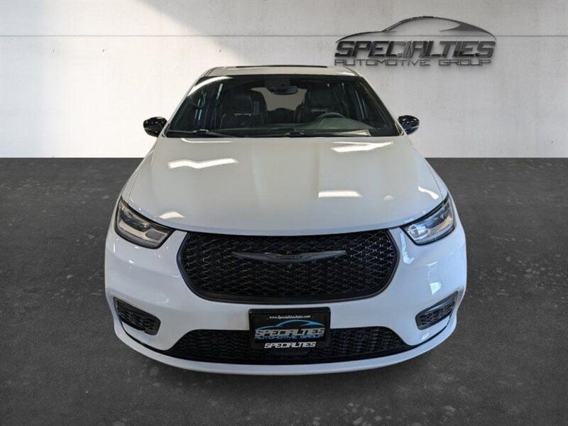 Used 2023 Chrysler Pacifica Limited w/ S Appearance Package FWD image 6