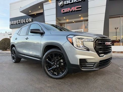 Used 2023 GMC Terrain SLE image 4