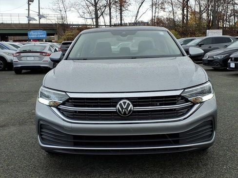 Used 2024 Volkswagen Jetta SE FWD image 2