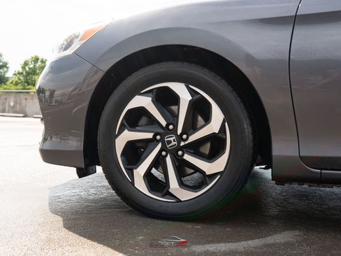 Used 2017 Honda Accord EX image 10
